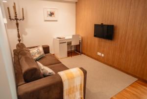 un soggiorno con un divano e un tavolo di Gerês Adelaide Studios a Geres