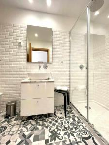 un bagno con lavandino e doccia di Gerês Adelaide Studios a Geres Altre 28 foto