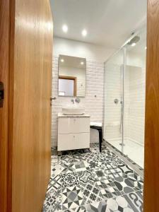 un bagno con lavandino e doccia di Gerês Adelaide Studios a Geres