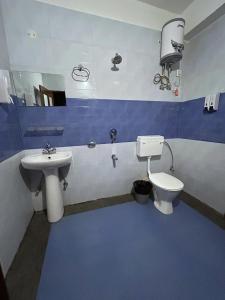 y baño con aseo y lavamanos. en House of Nomad en Gangtok