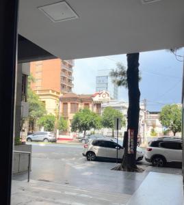 widok na ulicę z samochodami zaparkowanymi na parkingu w obiekcie Mirador Feluz w mieście San Miguel de Tucumán