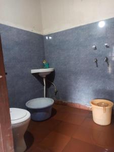 a bathroom with a toilet and a sink at Zevibes Cafe & Homestay in Kalgha