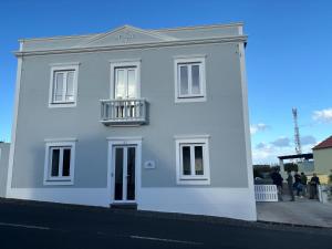 圣罗克杜皮库Aires Hostel的一座带顶阳台的白色房子