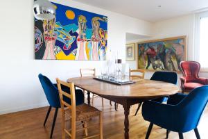 アンジェにあるappartement loft 4 couchages quartier gare Angersの木製のテーブルと青い椅子のあるダイニングルーム +13枚の写真