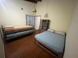 Un dormitorio con dos literas y una ventana. en Alojamiento Castelli, en Castelli