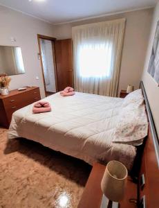 A bed or beds in a room at Chalet vacacional con piscina privada y barbacoa