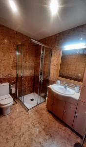 A bathroom at Chalet vacacional con piscina privada y barbacoa