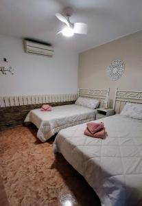1 dormitorio con 2 camas y ventilador de techo en Chalet con piscina privada y barbacoa, en Tarragona