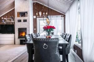 Телевизор и/или развлекательный центр в A wonderful estate of two houses for all seasons!