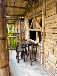 Cabañas Los Pomarrosos في Utica: طاولة وكراسي في كابينة خشبية