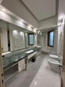 ローマにあるLux apartment San Paoloの広いバスルーム(洗面台、トイレ付)