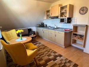 uma pequena cozinha com mesa e cadeiras e uma cozinha com balcão em Ferienwohnung Dresden em Dresden