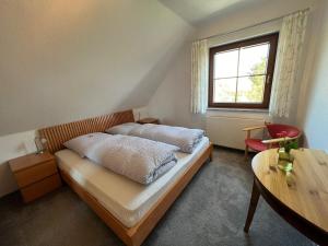 ドレスデンにあるFerienwohnung Dresdenのベッドルーム1室(ベッド2台、テーブル、窓付)