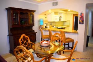 cocina con mesa y sillas en una habitación en Marina Pinacate Villa-12 en Puerto Peñasco