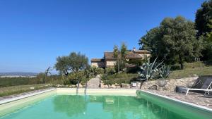 ein Pool vor einem Haus in der Unterkunft Villa Solisera in Pesciano