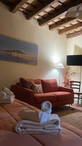 sala de estar con sofá rojo y mesa en Le dimore di Gió, en Trapani