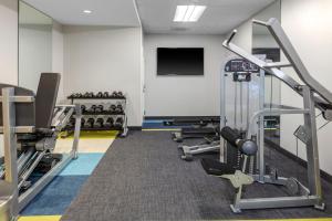 un gimnasio con máquinas de correr y TV de pantalla plana en TownePlace Suites by Marriott Chesterfield en Chesterfield