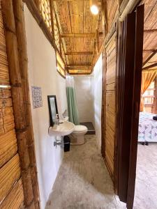 La salle de bains est pourvue de toilettes et d'un lavabo. dans l'établissement Cabañas Los Pomarrosos, à Utica