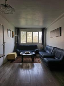 sala de estar con sofá y mesa en Charming Comfy Apartment in Amiens, en Amiens