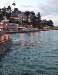 un grande bacino d’acqua con edifici e case di GRANIT COCOON a Saint-Quay-Perros