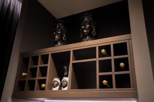 półka z wazami na górze w obiekcie 115 Luxury Suite - Privitera w mieście Grammichele
