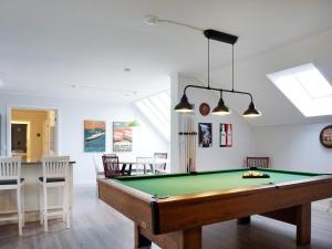 ein Wohnzimmer mit einem Billardtisch in der Unterkunft Holiday home HUNNEBOSTRAND XIII in Hunnebostrand