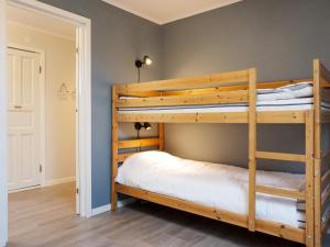 1 Schlafzimmer mit 2 Etagenbetten in einem Zimmer in der Unterkunft Holiday home HUNNEBOSTRAND XIII in Hunnebostrand