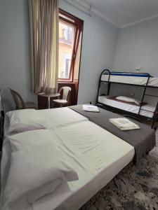 - une chambre avec 2 lits et des lits superposés dans l'établissement Hello Naples, à Naples