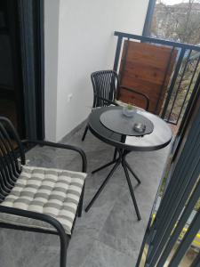 einen kleinen Tisch und Stühle auf dem Balkon in der Unterkunft Orca Apartman in Jagodina