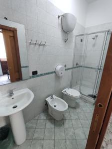 een badkamer met een wastafel, een toilet en een douche bij Hello Naples in Napels