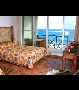 una camera con letto e vista sull'oceano di Hotel Gambusino a Lázaro Cárdenas