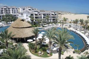 una vista aérea de un complejo con piscina en Cabo Azul en San José del Cabo