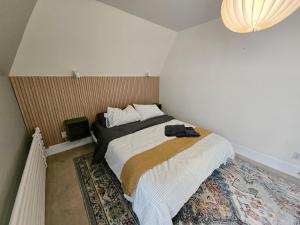 a bedroom with a bed in a room at Ottawa Downtown Cozy Guesthouse in Ottawa