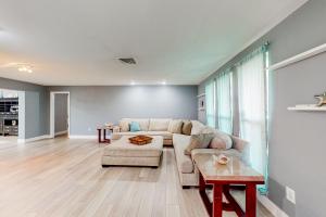 een woonkamer met een bank en een tafel bij Rig's Residence in Seminole