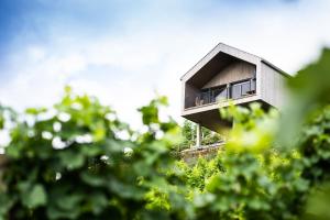 een boomhut gezien door de bladeren van bomen bij Ferienhaus Am Grassnitzberg in Spielfeld