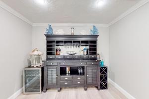 een zwart entertainmentcentrum in een kamer bij Rig's Residence in Seminole +17 foto's