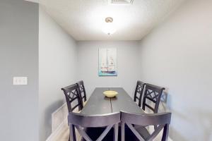 een eetkamer met een tafel en stoelen bij Rig's Residence in Seminole