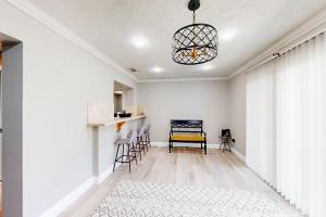 een hal met een eetkamer en een keuken met een kroonluchter bij Rig's Residence in Seminole