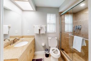 un bagno con wc, lavandino e doccia di Rig's Residence a Seminole Altre 17 foto