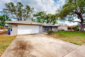 una casa con un garage bianco in un cortile di Rig's Residence a Seminole
