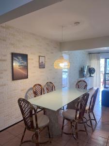 - une salle à manger avec une table et des chaises dans l'établissement Apartamento no Aquaville Resort, do lado da sombra e perto da praia, à Aquiraz