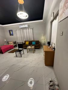 een woonkamer met een bank en een tafel bij Cozy Corner 2024 in Abu Dhabi