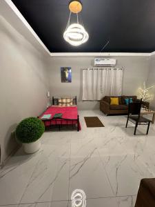 een woonkamer met een bed en een bank bij Cozy Corner 2024 in Abu Dhabi