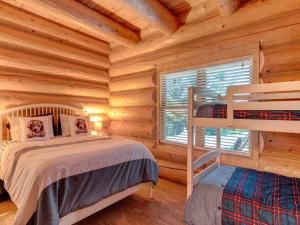 เตียงสองชั้นในห้องที่ Fiddler Lake Resort Chalet 35 Moose