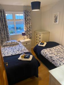 ein Schlafzimmer mit 2 Betten und einem Tisch mit Essen in der Unterkunft House in Mid Ulster - Sleeps 8 in Draperstown