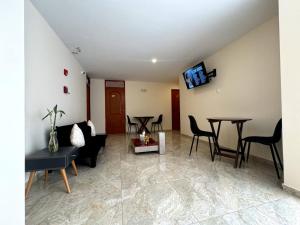 - un salon avec un canapé et une table dans l'établissement Las Condes II, à Cajamarca