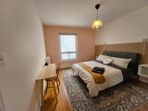 a bedroom with a bed and a window at Ottawa Downtown Cozy Guesthouse in Ottawa