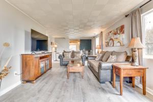 ein Wohnzimmer mit einem Sofa und einem Tisch in der Unterkunft Family-Friendly Ontario Home with Fireplace! in Ontario