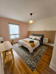 a bedroom with a bed and a rug at Ottawa Downtown Cozy Guesthouse in Ottawa