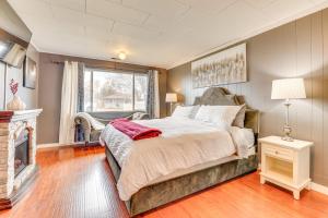 1 dormitorio con 1 cama grande y chimenea en Family-Friendly Ontario Home with Fireplace!, en Ontario